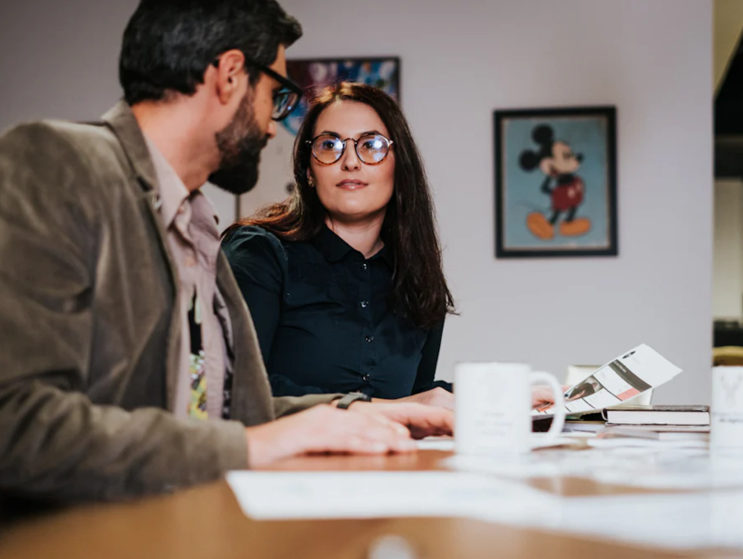 A man and a woman discussing the need for advisory services to avoid insolvency.